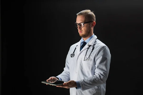 태블릿 pc와 청진 기는 의사 — 스톡 사진