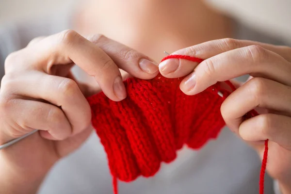 Nahaufnahme von Händen, die mit Nadeln und Garn stricken — Stockfoto