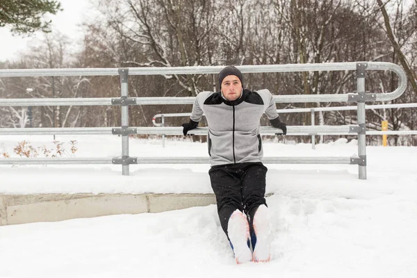Σπορ άνδρας κάνει triceps ντιπ στο φράχτη το χειμώνα — Φωτογραφία Αρχείου