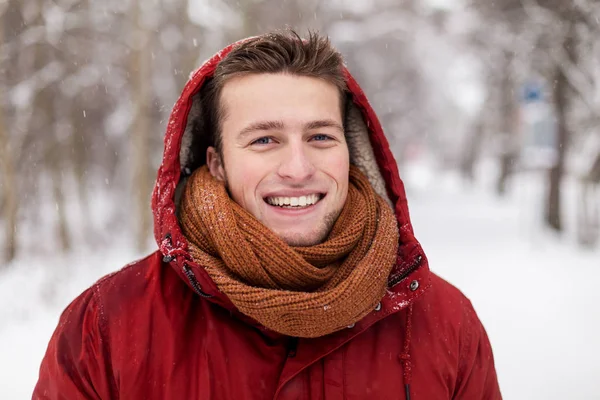 Hombre feliz en chaqueta de invierno con capucha al aire libre —  Fotos de Stock