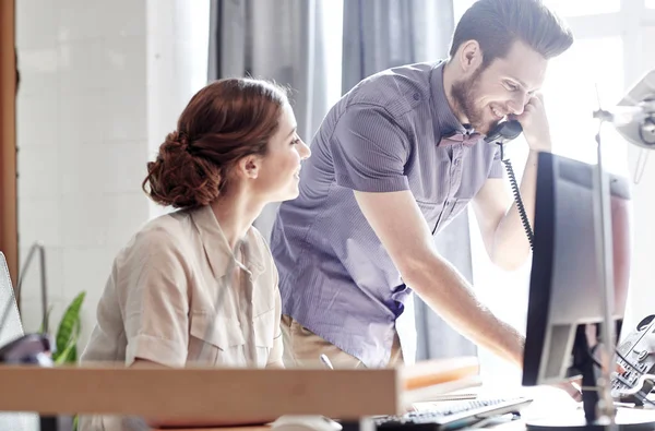 Glückliches Kreativ-Team telefonisch im Büro — Stockfoto