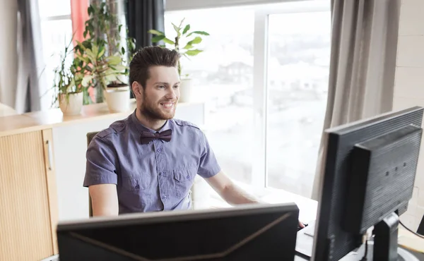 Gelukkig creatieve mannelijke kantoor werknemer met computer — Stockfoto