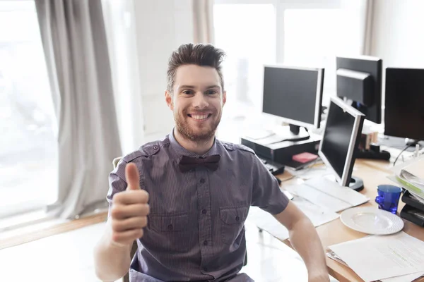 Щасливий чоловік офіс працівник показує великі пальці вгору — стокове фото