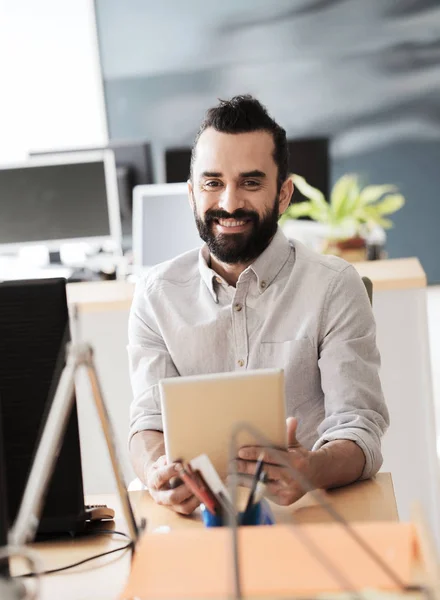 Trabajador de oficina masculino creativo feliz con la tableta PC —  Fotos de Stock