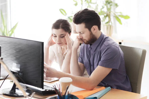 Kreativa team med läsa papper i office — Stockfoto