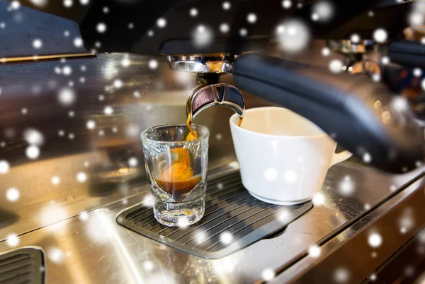 Close-up van espressomachine maken van koffie — Stockfoto