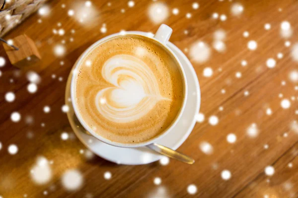 Nahaufnahme einer Kaffeetasse mit herzförmiger Zeichnung — Stockfoto