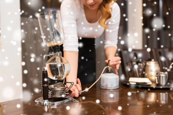 Nahaufnahme einer Frau mit Siphon-Kaffeemaschine und Kanne — Stockfoto