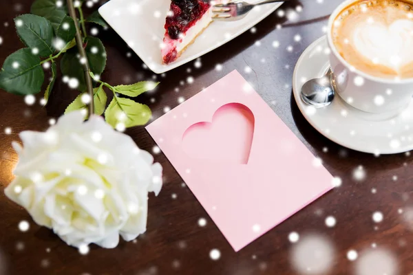 Close up of greeting card with heart and coffee — Stock Photo, Image