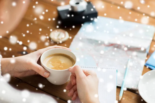 Primer plano de las manos con taza de café y cosas de viaje — Foto de Stock