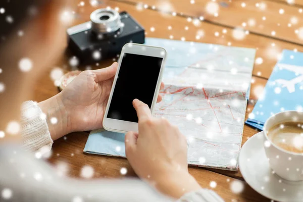 Närbild av resenären händer med smartphone och karta — Stockfoto