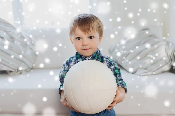 Šťastný malý chlapeček s míčem doma — Stock fotografie