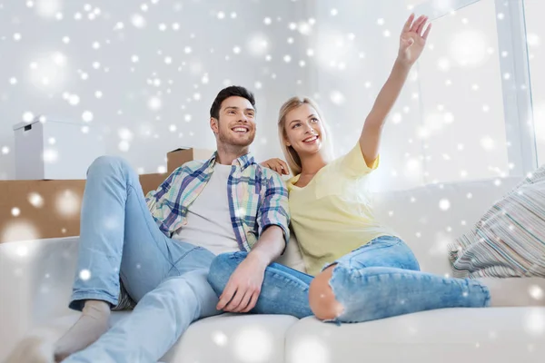 Couple with boxes moving to new home and dreaming — Stock Photo, Image