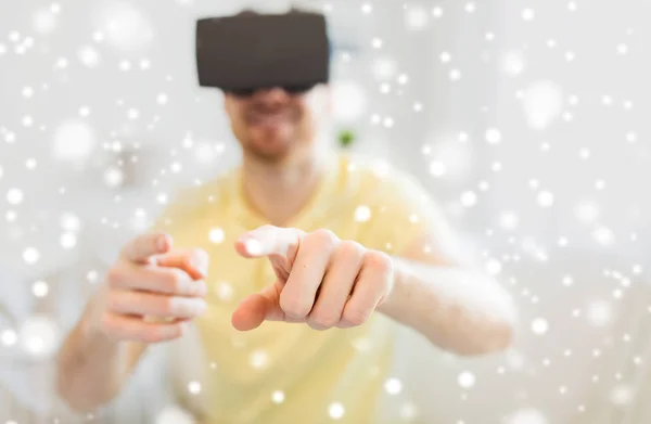 Hombre joven en auriculares de realidad virtual o gafas 3d —  Fotos de Stock