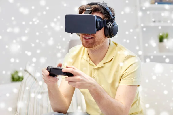 Hombre en auriculares de realidad virtual con controlador —  Fotos de Stock