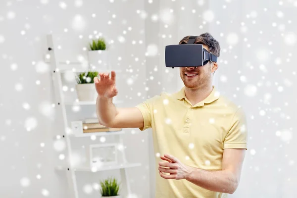 Hombre joven en auriculares de realidad virtual o gafas 3d —  Fotos de Stock