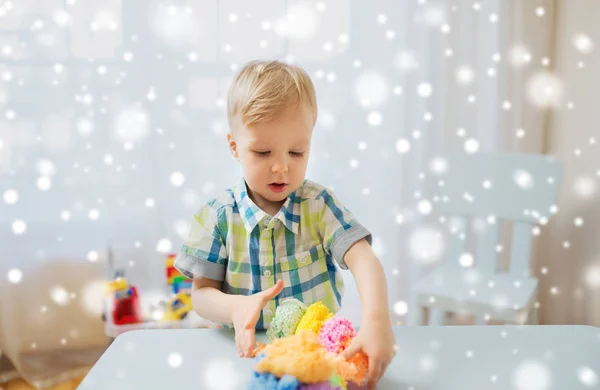 Glad liten pojke med bollen lera hemma — Stockfoto