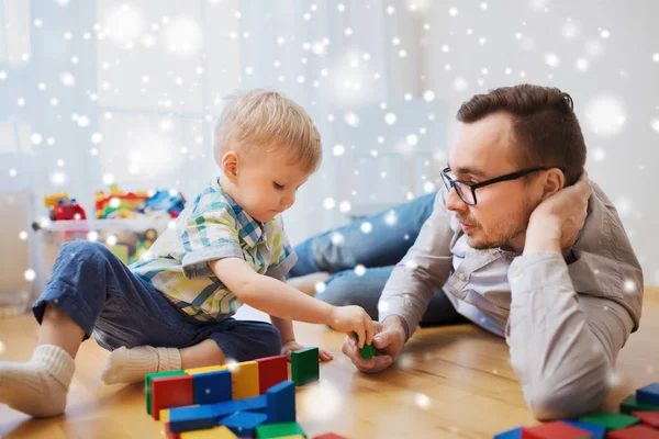 Pai e filho brincando com blocos de brinquedo em casa — Fotografia de Stock