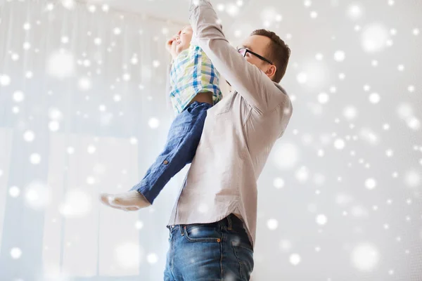 Far med son spela och ha roligt hemma — Stockfoto