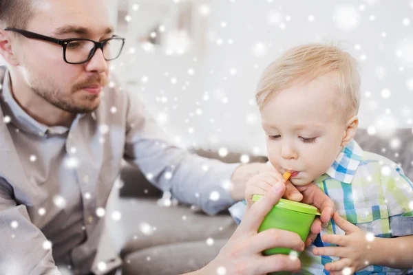 Padre e hijo bebiendo de la taza en casa — Foto de Stock