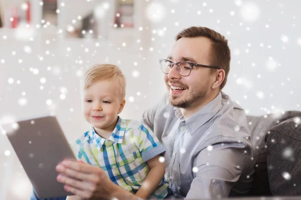 Far och son med tablet pc spelar hemma — Stockfoto