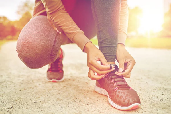 Primer plano de la mujer atando cordones al aire libre — Foto de Stock