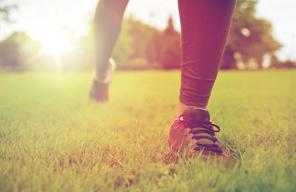 運動公園の芝生の上の女性の足のクローズ アップ — ストック写真