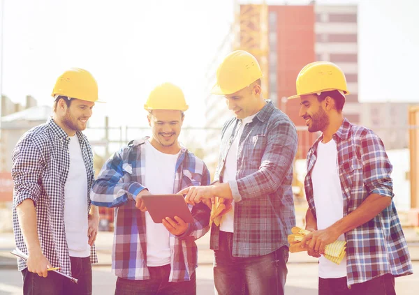 Grupo de construtores sorridentes com tablet pc ao ar livre — Fotografia de Stock
