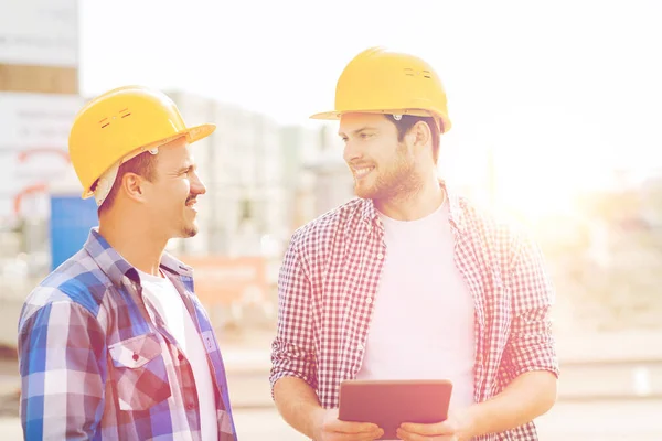 Lächelnde Bauarbeiter mit Tablet-PC im Freien — Stockfoto