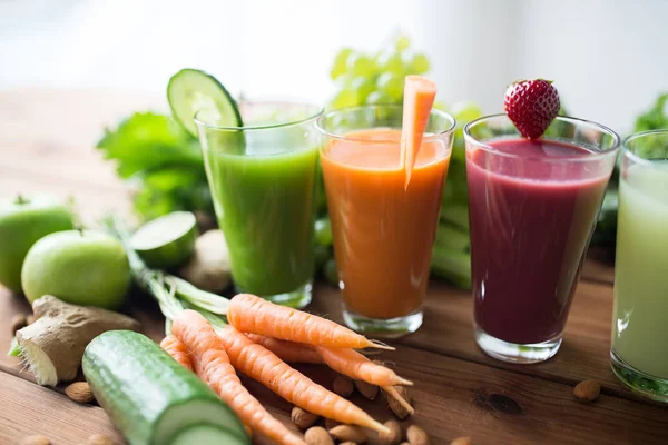 Verres avec différents jus de fruits ou de légumes — Photo