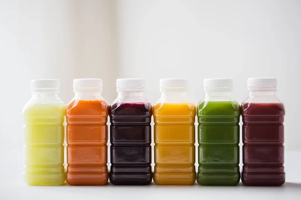 Butelki z różnych owoców lub soków warzywnych — Zdjęcie stockowe