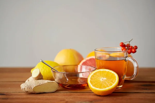 Teh dengan madu, lemon dan jahe di kayu — Stok Foto