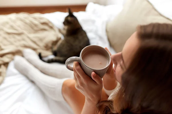 Close up of happy woman with cocoa cup at home — Stock Photo, Image
