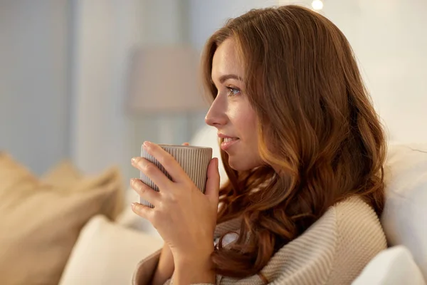 Glückliche Frau mit Tasse Kaffee zu Hause im Bett — Stockfoto