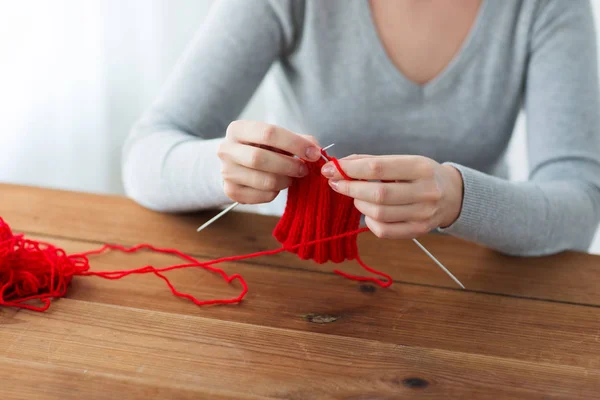 Mujer manos tejer con agujas e hilo —  Fotos de Stock
