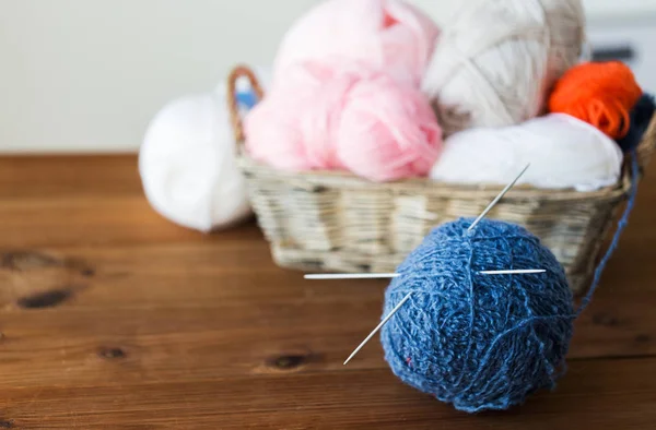 Cesta con agujas de punto y bolas de hilo — Foto de Stock