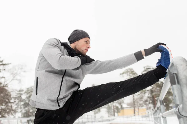 Bacak germe çitte kışın adam spor — Stok fotoğraf