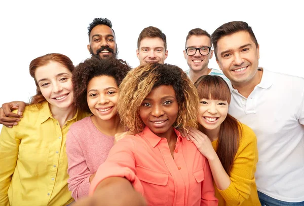 Internationale Gruppe glücklicher Menschen macht Selfie — Stockfoto