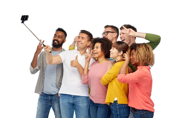 Grupo de pessoas que tomam selfie por smartphone — Fotografia de Stock