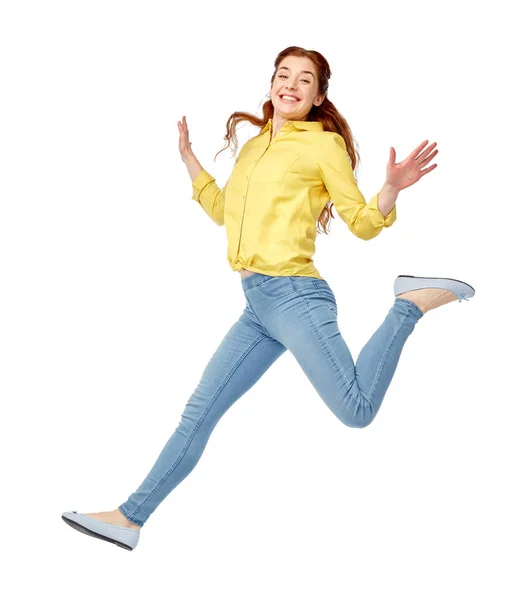 Усміхнена молода жінка стрибає в повітрі — стокове фото