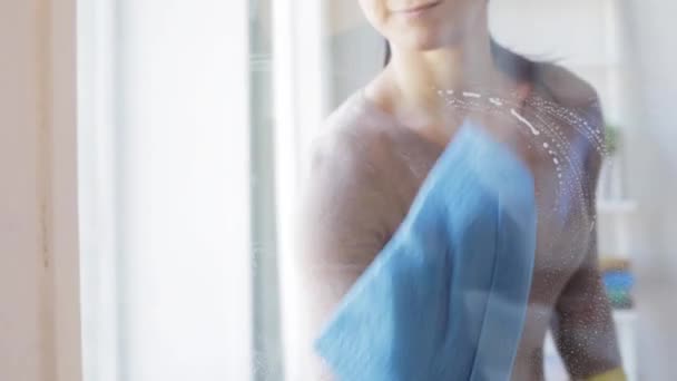 在清洗窗口用抹布手套的女人 — 图库视频影像