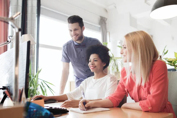 Equipo creativo feliz con el ordenador en la oficina — Foto de Stock