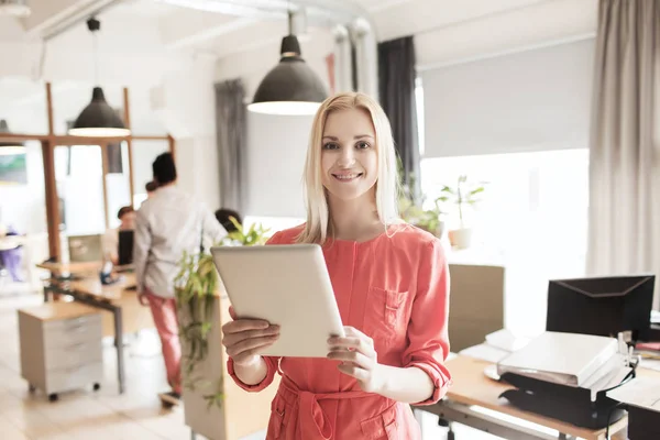 Trabalhador de escritório feminino criativo feliz com tablet pc — Fotografia de Stock