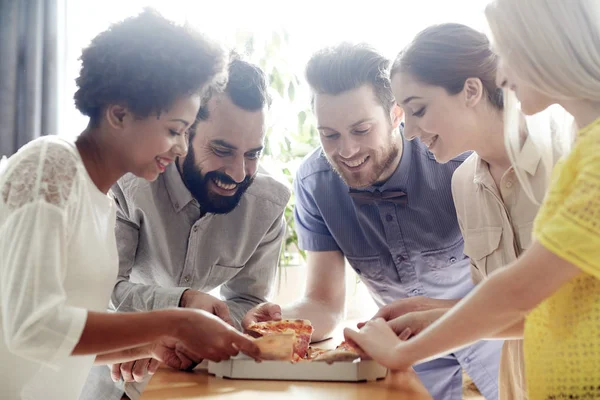 Happy business team eating pizza in office — Stock Photo, Image