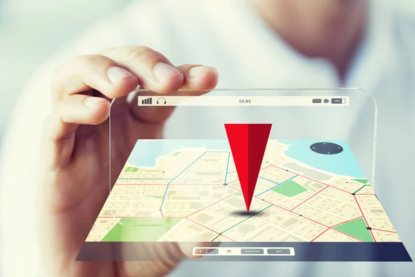 Erkek el smartphone ve harita gösterilen yakın çekim — Stok fotoğraf
