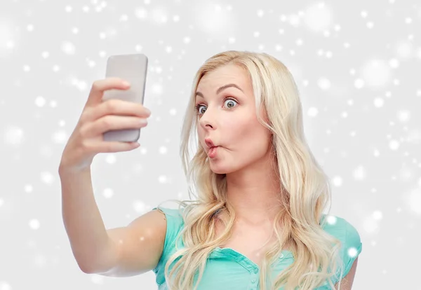 Vicces fiatal nő vesz selfie smartphone — Stock Fotó