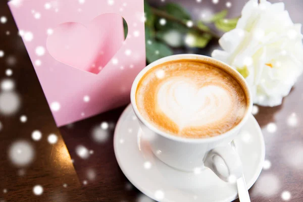 Закрытие поздравительной открытки с сердцем и кофе — стоковое фото