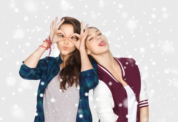 Feliz sorrindo muito adolescentes meninas se divertindo — Fotografia de Stock