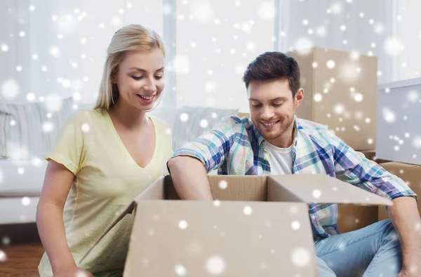 Smiling couple with big boxes moving to new home — Stock Photo, Image