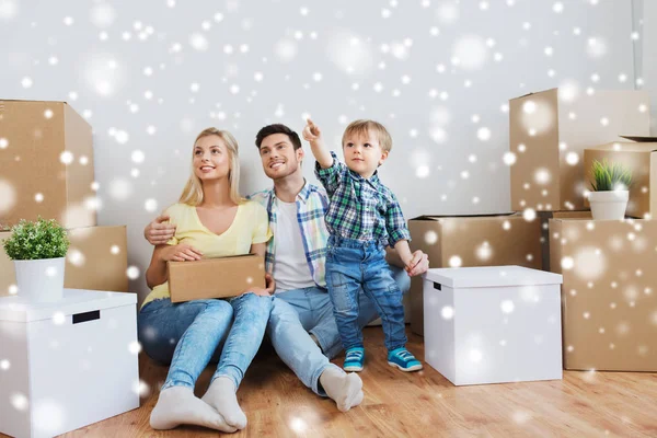 Família feliz com caixas se movendo para nova casa — Fotografia de Stock